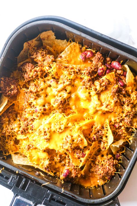 an air fryer basket filled with chili nachos Airfryer Nachos, Chili Nachos Recipe, Air Fryer Chili, Air Fryer Nachos, Mexican Appetizers Easy, Loaded Nachos Recipe, Chili Nachos, Nachos Ingredients, Mexican Chili