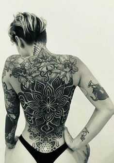 Mujeres Tattoo, Woman With Tattoos, Backpiece Tattoo, Back Piece Tattoo, Full Back Tattoos, Tattoed Women, Full Body Tattoo, Mandala Tattoo Design, Back Tattoo Women