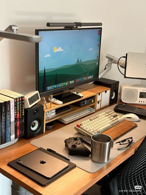 Home Office Setup Ideas Layout Small Spaces, Tiny Desk Setup Ideas, Peg Board Desk Setup, Art And Gaming Desk, Tech Desk Setup Home Office, Desk Computer Set Up, Desk Top Setup, Corner Monitor Stand, Wooden Pc Setup