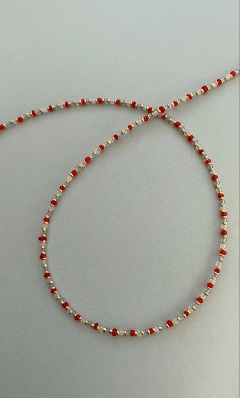 Cool Jewelry To Make, Delicate Beaded Necklace, Neutral Beaded Necklace, Perler Beads Necklace, Small Bead Necklace Ideas, Necklace Color Combinations, Ideas Collares Bolitas, Simple Beaded Jewelry, Seed Bead Jewelry Ideas