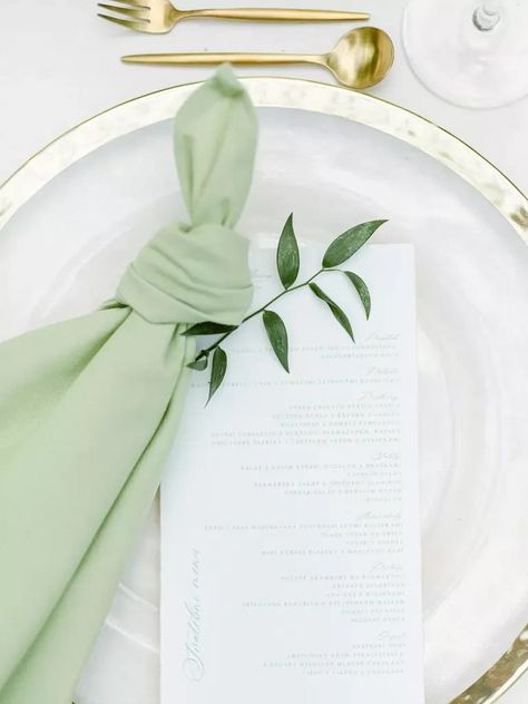 Green Chargers Place Settings, Green Napkins Wedding Place Settings, Sage Green Wedding Table Setting Round, Sage Napkins Wedding, Sage Green Napkins Wedding, Bamboo Plates Wedding, Green Napkins Wedding, Sage Green And Gold Wedding Theme, Green Wedding Theme Ideas