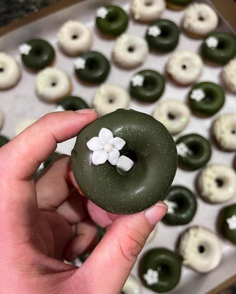 Detalhes 🤍💚🤏🏻 #minicakedonuts #donuts #casamento #decoração Donuts, Cake