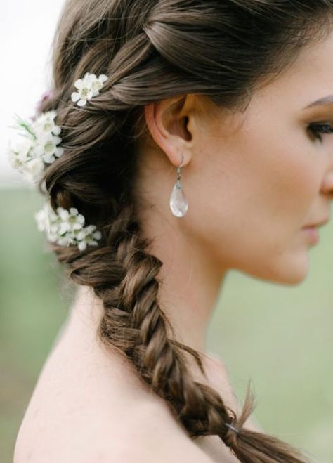 Side Plait, Wedding Hair Plaits, Bridesmaid Hair Side, Curled Hairstyles For Medium Hair, Cute Wedding Hairstyles, Summer Wedding Hairstyles, Bridesmaid Hair Long, Romantic Wedding Hair, Flowers In Her Hair