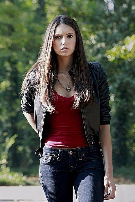 What to wear: A black leather jacket, red top, flared jeans, and black converse shoes. Straighten your hair... Vampire Diaries Costume, Elena Gilbert Style, Vampire Diaries Fashion, Vampire Diaries Outfits, Lost Girl, Elena Gilbert, The Vampire Diaries, Nina Dobrev, 여자 패션