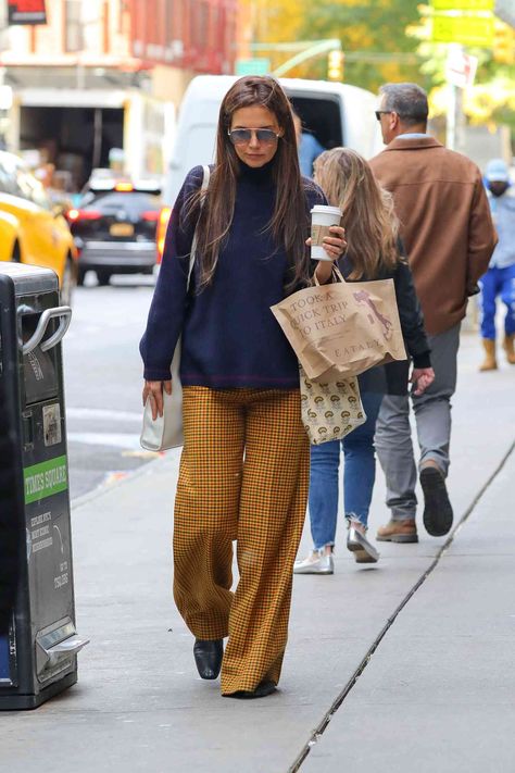 Katie Holmes's Oversized Blazer and Gen Z Approved Jeans Are the Perfect Fall Outfit Katie Holmes Outfits 90s, Katie Holmes Street Style, Gen Z Fashion, Katie Holmes Style, The Curated Closet, Boxy Blazer, Curated Closet, Perfect Fall Outfit, Utilitarian Style