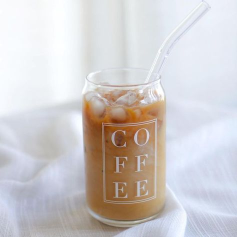 Glass Jar Coffee Cup, Iced Coffee Glass Aesthetic, Iced Coffee Glass Design, Tumbler Photos Photography, Iced Coffee Product Photography, Glass Mug Design, Glass Iced Coffee Cup Designs, Starbucks Design Cups Ideas, Coffee Astethic