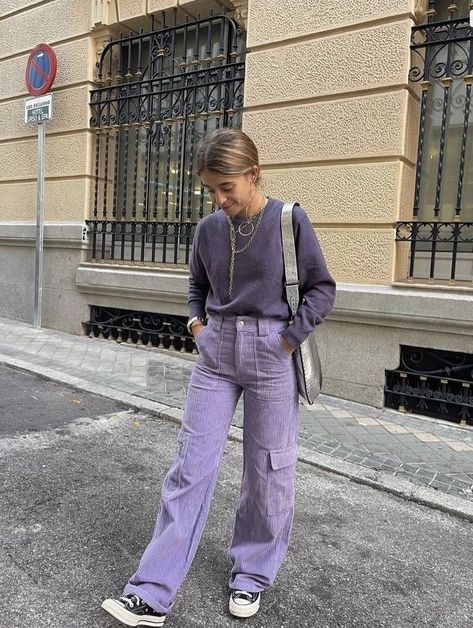 Look Casual Otoño, Purple Pants Outfit, Trendy Fits, Soft Autumn, Mode Ootd, Neutral Outfit, Street Style Chic, Colourful Outfits, Mode Style