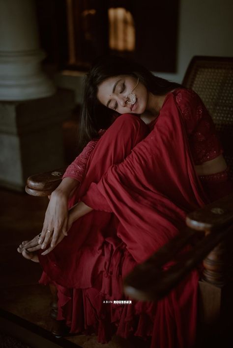 Indian Vintage Saree Look, Desi Aesthetic Saree Look, Saree Picture Poses, Saree Vintage Photoshoot, Maharashtrian Photoshoot, Traditional Outfit Photo Ideas, Woman In Saree Photography, Saree Photoshoot Poses At Home Aesthetic, Self Potraits Idea Aesthetic