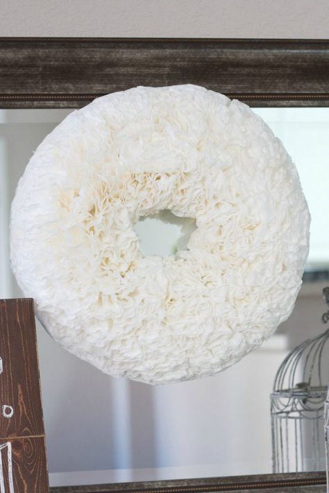 DIY Coffee Filter Wreath simple easy cute spring craft DIY Diy Coffee Filter, Coffee Filter Wreath, Speciality Coffee Shop, Cheap Coffee, Mr Coffee, Spring Craft, Christmas Brunch, Filter Coffee, Coffee Filters