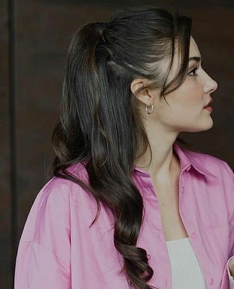 Hande Erçel Hair, Smile Pic, Hande Ercel Style, Turkish Actress, Hair Thickening, Beautiful Pics, Turkish Beauty, Hair Stylist Life, Hande Ercel