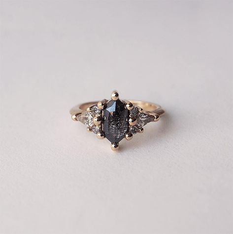 We are starting to see ladies flaunting different styles of engagement rings and double the excitement because we've rounded up 25 ring styles you'll love to rock this year.  #rings #ruffledblog Rings To Make, Wedding Rings Solitaire, Wedding Rings Unique, Wedding Rings Vintage, Vintage Engagement, Say Yes, Ring Vintage, Engagement Ring Settings, Unique Engagement Rings