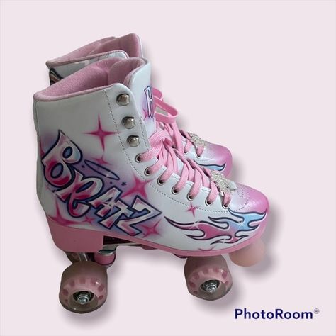 Bratz Roller Skates Monster High Roller Skates, Y2k Roller Skates, Hello Kitty Roller Skates, Y2k 90s Fashion, Bratz Y2k, Roller Skating Outfits, Dolls Kill Shoes, Roller Rink, High Roller