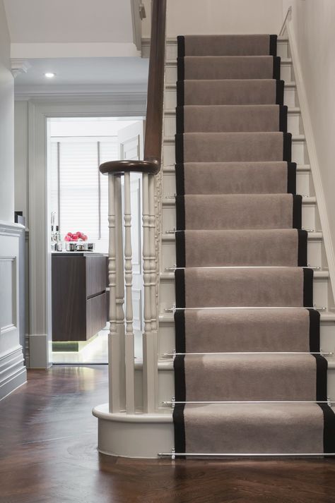 Stairs Landing Carpet, درابزين السلم, Stairs Carpet, Carpet Staircase, Stairs Landing, Staircase Runner, Open Stairs, White Stairs, Traditional Staircase