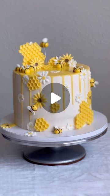 Bindu | The Icing World on Instagram: "Cute bee-themed gender reveal cake! Featuring edible chocolate honeycomb, fondant bees, and a mix of daisies and sunflowers, this butterscotch flavor cake is filled with whipped cream and topped with buttercream frosting and a chocolate drip (using candy melts from @wiltoncakes).  To order custom cakes : Tap link in my bio @theicingworld  #GenderRevealCake #BeeThemeCake #CakeDesign #EdibleArt #ButterscotchCake #WhippedCreamFilling #ButtercreamFrosting #ChocolateDrip #FondantBees #HoneycombCake #CakeDecorating #WiltonCakes #CustomCake #CakeArt #DessertDesign #friscocustomcakes #customcakesdallas #indiancustomcake #foodie" Bees Cake Ideas, Bee Birthday Cake Ideas, Bumble Bee Cake Ideas, Bee Cake Ideas, Bee Themed Cake, Bee Cake, Drip Cake, Bee Birthday Cake, Bee Themed Gender Reveal