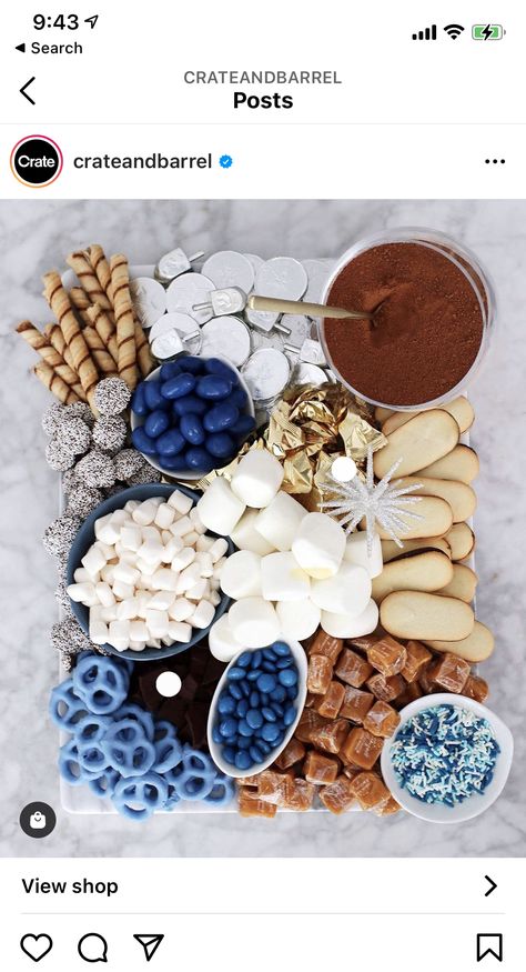 Winter Food Board Ideas, Blue Christmas Desserts, Snowflake Charcuterie Board, Blue Brunch Food, Snow Themed Appetizers, Blue And White Charcuterie Board, Winter Party Snacks, January Snacks, Winter Themed Appetizers