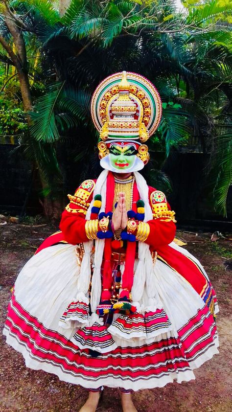 Kathakali Dance Poses, Kadhakali Photography Hd, Kathakali Images, Kathakali Photography, Onam Theme, Kathakali Face, School Anniversary, Indian Classical Dancer, Art Krishna