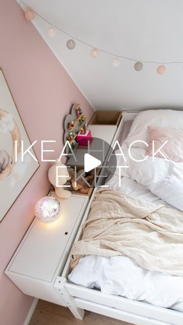 Rosemarie Thiedmann on Instagram: "Genialer IKEA EKET Hack! 🌟✨! Schau dir an, wie du mit ein paar einfachen Schritten, zusätzlichen Stauraum kreieren kannst. 🛠️💡   Super für die kleinen Mäuse, die so Ihre Bücher, Kuscheltiere, Tonies etc. direkt neben dem Bett, in greifbarer Nähe, verstauen können. 🥰  Alles was Ihr braucht:  - 4 EKET Regale 35x35x35 cm - 1 EKET Regal 70x35x35 cm mit Tür - MDF Platten für den Sockel  Viel Spaß beim Nachbauen. 😊  Folge mir gerne für mehr DIY-Inspirationen und Einrichtungstipps!   #ikeahack #DIY #HomeDecor #SmallSpaceLiving #kinderzimmer  #ikea  #bett  #mädchenzimmer" Eket Ikea Hacks Bedroom, Ikea Toddler Bedroom, Eket Ikea Hacks, Ikea Hack Kids Bedroom, Ikea Girls Bedroom, Ikea Eket Hack, Eket Ikea, Ikea Kids Bedroom, Ikea Hack Bedroom