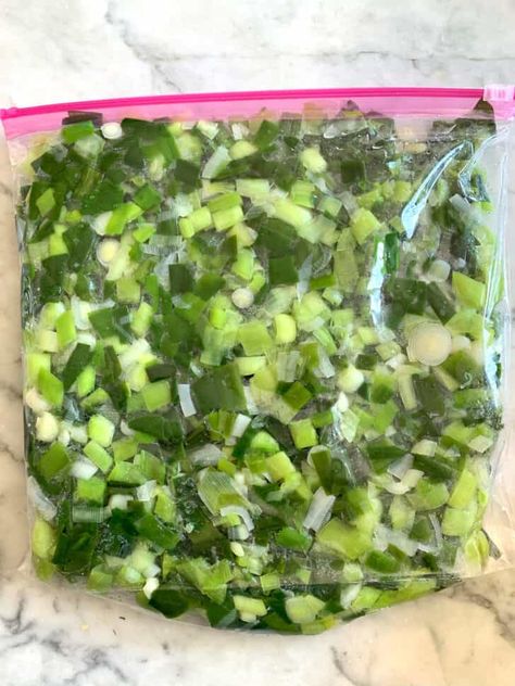 How To Freeze Fresh Leeks, Can You Freeze Leeks, How To Freeze Leeks, Freeze Leeks, Preserving Vegetables, Freezing Food, Freezer Containers, Food Facts, Freeze Drying