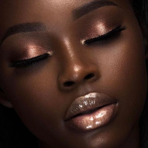 Dark Skin Women (@darkskinwomen) no Instagram: “@kiarapike (: @jessyjphoto) ・・・ For make-up tutorials follow @darkskinwomen.makeup ” #makeuptipsforblackwomen Maquillage On Fleek, Mekap Mata, Make Up Tutorials, Disney Makeup, Smink Inspiration, Dark Skin Beauty, Gold Makeup, Glamour Makeup, Dark Skin Makeup