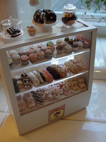 aca me gusta la vitrina Bakery Counter, Cake Shop Design, Cercei Din Lut Polimeric, Bakery Shop Design, Bakery Store, Small Bakery, Bakery Design Interior, Bakery Decor, Chocolate Marshmallow