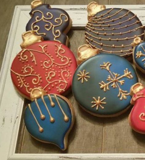 Icing Cookies Tutorial, Best Royal Icing Recipe, Christmas Sugar Cookies Decorated, Christmas Cookie Recipes Holiday, Flower Sugar Cookies, New Years Cookies, Wreath Cookies, Ornament Cookies, Fancy Cookies