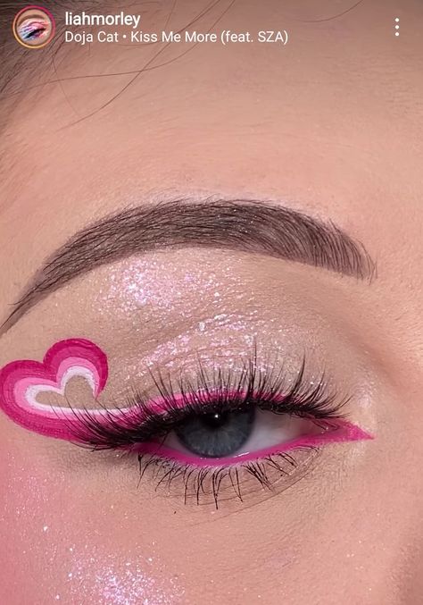 Eye Makeup Color Liner, Makeup Ideas Almond Eyes, Heart Eyes Makeup, Creative Eyeliner Ideas, Valentines Makeup Ideas Creative, Easy Valentines Makeup, Creative Eye Makeup Design, Valentines Day Makeup Simple, Valentine's Makeup Looks