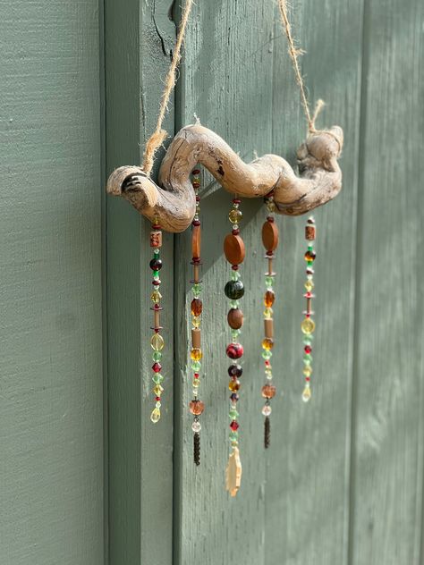 Window Art Christmas, Driftwood Decor Wall, Driftwood Wind Chimes, Bead Mobile, Beaded Suncatcher, Shell Wind Chimes, Driftwood Projects, Diy Wind Chimes, Zen Decor