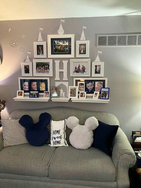 Disney Inspired Living Room, Disney Themed Living Room, Disney Living Room Decor, Disney Home Decor Subtle, Disney Living Room, Disney House Ideas, Themed Living Room, Townhouse Ideas, Disney House