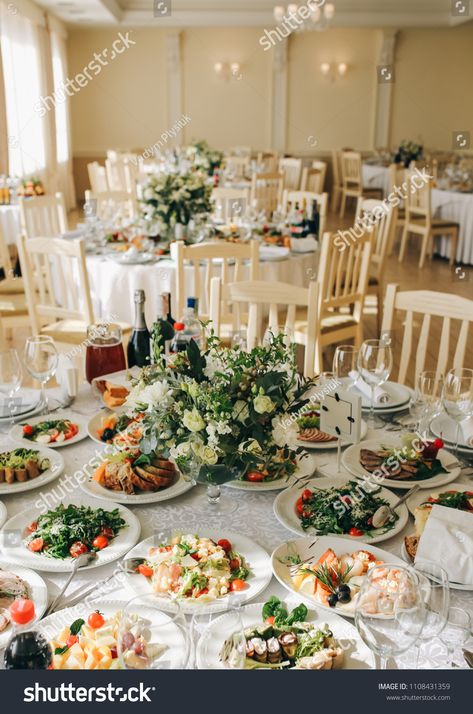 Wedding Buffet Table Setup, Family Dinner Table Setting, Backyard Wedding Pool, Wedding Reception White, Wedding Buffet Table, Wedding Dinner Decor, Family Style Weddings, Round Wedding Tables, Wedding Table Setup