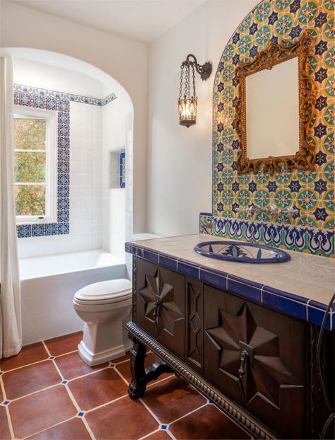 Spanish Style Tile, Spanish Style Bathrooms, Spanish Bathroom, Hacienda Homes, Spanish Home Decor, Visuell Identitet, Hacienda Style Homes, Spanish Decor, Colonial Interior