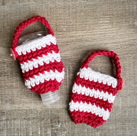 Crochet Candy Cane Holder Free Pattern, Crochet Hand Sanitizer Holder, Crochet Koozie, Crochet Candy Cane, Crochet Candy, Inspiration Crafts, Crochet Keychains, Loom Crochet, Sanitizer Bottle