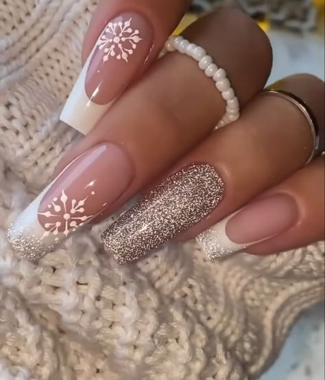 December Nails Acrylic Christmas Simple, Winter Gold Nails, December Nails Christmas 2023, Nails December 2023, Xmas Nails Coffin, Nails Cristhmas 2022, Crismas Nails Art, Classy Christmas Nails Coffin, December Nails Acrylic