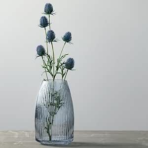 A simple yet beautiful glass vase - would be a lovely addition to your living room or kitchen Centerpieces Living Room, Ribbed Glass Vase, Minimalist Centerpiece, Vases For Centerpieces, Modern Glass Vases, Sound Room, Grey Vases, Home Decor Minimalist, Faux Flower Arrangements