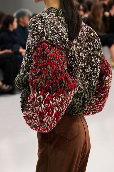 Loewe Spring 2024 Ready-to-Wear https://www.vogue.com/fashion-shows/spring-2024-ready-to-wear/loewe/slideshow/collection#29 Baggy Jumper, Stylish Knitwear, Knit Inspiration, Olivia Cooke, Winter Knitwear, Lace Knitting Patterns, Loose Pullover, Knitwear Fashion, Beautiful Knitting