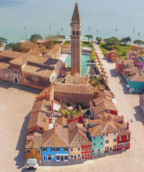 Return to the Mediterranean🏺 (@Return2Med) / Twitter Burano Island, Italy Tourism, All About Italy, Italy Magazine, Italy Destinations, Veneto Italy, Venice Travel, Italy Tours, Wonderful Picture