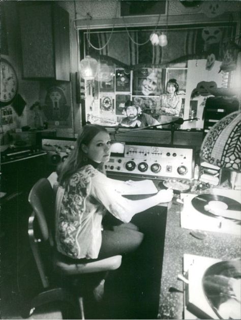 Golden Age Of Radio, Radio Equipment, Internet Radio Station, Retro Radio, Old Radios, Tv Station, Old Computers, Radio Stations, Grad Pics