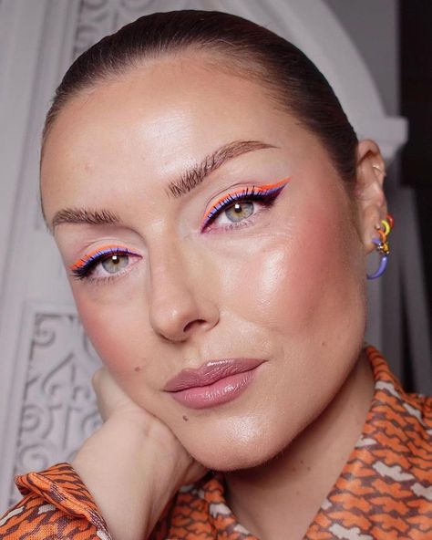 PORTER magazine on Instagram: “It's time to embrace colored liner and discover why a bright eye liner can be bolder and brighter refresh to your look. At the link in bio…” 2023 Makeup Trends, Bright Eyeliner, Katie Jane Hughes, 2023 Makeup, Vintage Photography Women, Sparkly Makeup, Bright Eyeshadow, Makeup Bag Essentials, Dark Eyeshadow