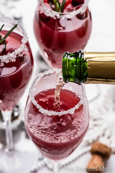 Winter Mimosa Recipe, Chambord Mimosa, Blackberry Mimosa, Mistletoe Mimosas, Holiday Mimosa, Alcohol Wedding, Cranberry Mimosa, Easy Drinks To Make, Drinks Christmas