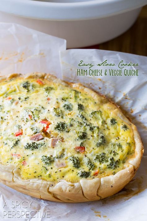 Slow Cooker Easy Quiche Recipe (Ham and Cheese Quiche with Veggies!) #slowcooker #crockpot Breakfast Quiche Recipes Easy, Easy Quiche Recipe, Slow Cooker Christmas, Slow Cooker Easy, Ham And Cheese Quiche, Slow Cooker Breakfast Casserole, Veggie Quiche, Easy Quiche, Breakfast Quiche Recipes