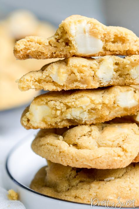 Ben's Cookies, White Chocolate Macadamia Cookies, Macadamia Cookies, Macadamia Nut Cookies, Cake Filling Recipes, Cookie Bakery, White Chocolate Macadamia, Best Chocolate Chip Cookie, Favorite Dessert Recipes