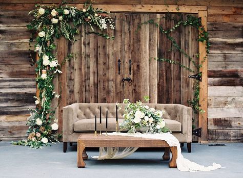 Rustic Chic Wedding backdrop lounge - photo Allison Kuhn Decor Photobooth, Coin Photo, Wedding Alters, Rustic Wedding Backdrops, Wooden Backdrops, Pallet Wedding, Photo Backdrop Wedding, Diy Wedding Backdrop, Pallet Decor