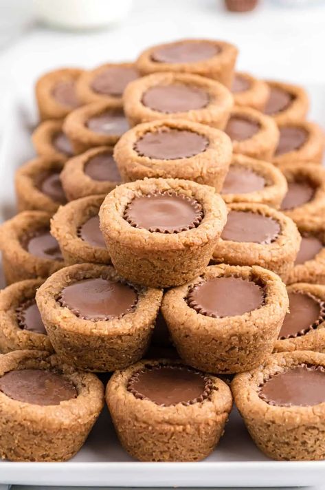 Peanut butter cup cookies are homemade peanut butter cookies, baked in a mini muffin tin and stuffed with a mini Reese's peanut butter cup. Peanut Better Cookies, Obx Food, Reeses Peanut Butter Cup Recipe, Reese Cup Cookies, Cup Cookies Recipe, Peanut Butter Kiss, Homemade Peanut Butter Cookies, Peanut Butter Cups Recipe, Cup Cookies