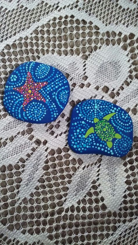 Starfish Painted On Rocks, Painted Hubcaps, Dotted Painting, Dotted Rocks, Dot Rocks, Painted Stepping Stones, Starfish Painting, Starfish Art, Natural Objects