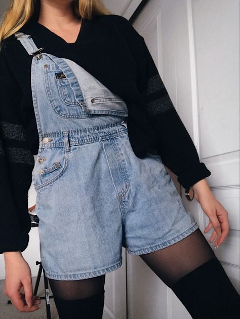 Black Overall Shorts Outfit Fall, Overall Shorts Outfit Fall, Suspenders Outfit Women, Overalls Outfit Aesthetic, Denim Dungaree Shorts, Overall Shorts Outfit, Aesthetic Overalls Outfit, Suspenders Outfit, Dungarees Shorts