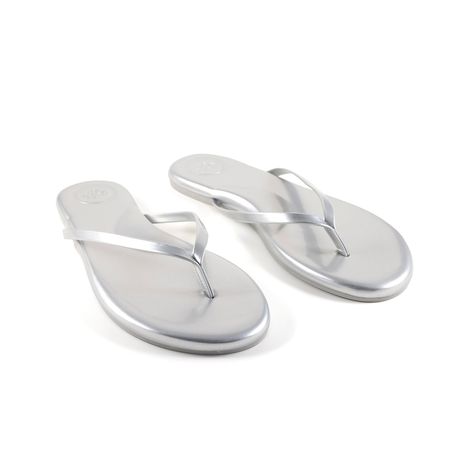 Elegant, ergonomic, and effortless. Our best-selling Indie flip-flop sandal is designed for a minimal aesthetic with maximal comfort. Clean, narrow straps and a slim sole make for an elevated casual basic. The cushioned footbed, padded arch support, non-slip rubber bottoms (complete with our signature Soléi embossed waves) and water-resistant vegan leather pack these sandals with the versatility to seamlessly wear to the beach, brunch or anywhere in between. ⭐Each pair comes with a reusable cott Silver Sandal, Beach Brunch, Elevated Casual, Silver Sandals, Minimal Aesthetic, Chic Bags, Color Story, Shoe Size Conversion, Color Stories