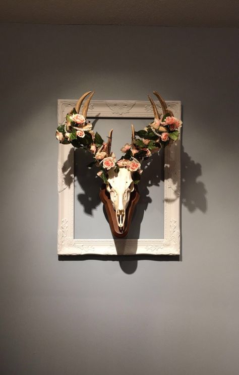 Deer Skull Decor, Deer Head Decor, Cow Skull Decor, Antler Ideas, Deer Antler Decor, Ideas For House, Antler Art, Hunting Decor, Cute Deer