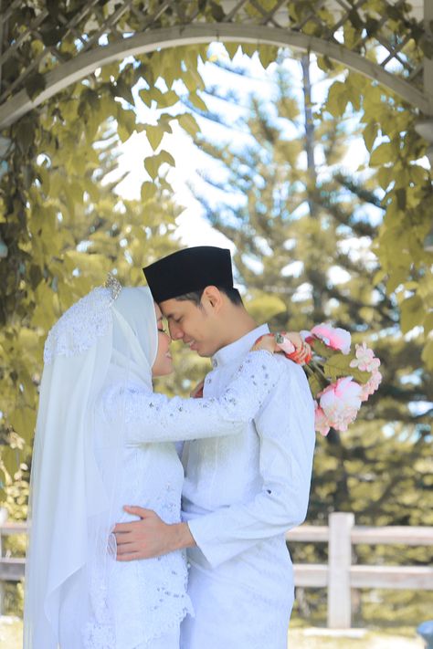 White dress with simple make up Malay Wedding Outdoor, Posing Pelamin, Nikah Photoshoot, Melayu Wedding, Malay Traditional, Outdoor Poses, Muslim Wedding Photos, Pose Pengantin, Pose Wedding