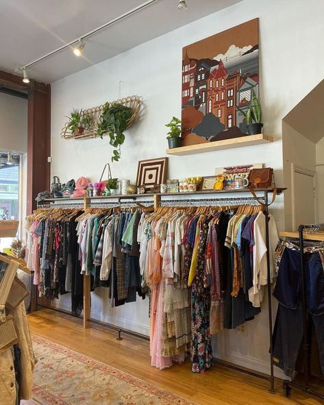 6 SF Streets That Are Ideal For Shopping - Secret San Francisco Cute Thrift Shop, Op Shopping Aesthetic, Vintage Shop Aesthetic, Clothing Store Aesthetic, San Francisco Aesthetic Outfits, Thrift Stores In New Orleans, Unique Stores In Nyc, Shopping In San Francisco, Small Clothing Store Interior