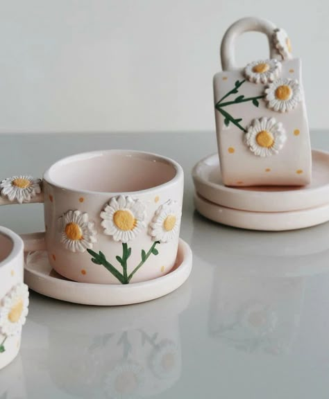 Cute Kitchen Utensils, Ceramic Plates Art, Daisy Mug, Ceramics Pottery Bowls, Coil Pottery, Polymer Clay Flower Jewelry, Pottery Painting Designs, Pottery Inspo, Cerámica Ideas