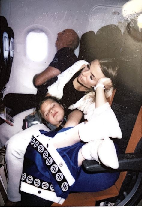 polaroid blue girls mum daughter edgy aesthetic plane summer holiday sleeping Teenage Mum Aesthetic, Aesthetic Mum And Daughter, Single Mom Aesthetic Pictures, Mum Asethic, Girl Mum Aesthetic, Cool Mum Aesthetic, Teen Mum Aesthetic, Boy Mum Aesthetic, Parents And Daughter Aesthetic